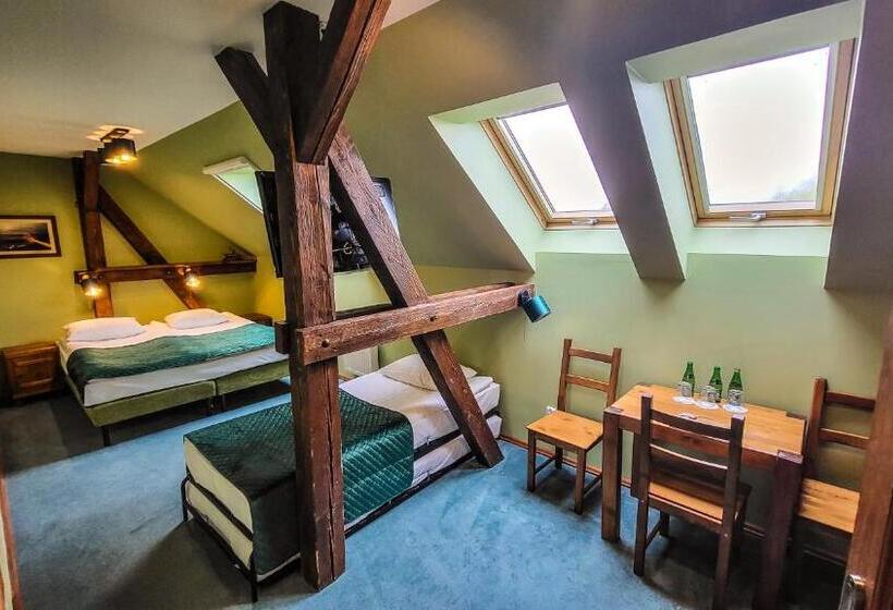 חדר סטנדרט לשלושה, Folwark łękuk