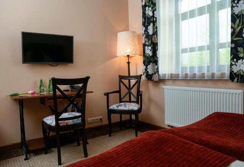 דירת שני חדרים, Folwark łękuk