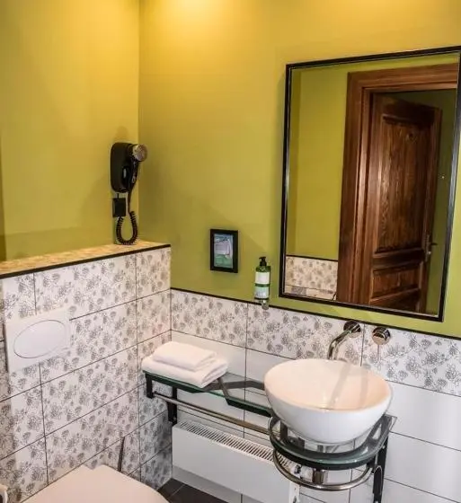 Comfort Yhden Hengen Huone, Folwark łękuk
