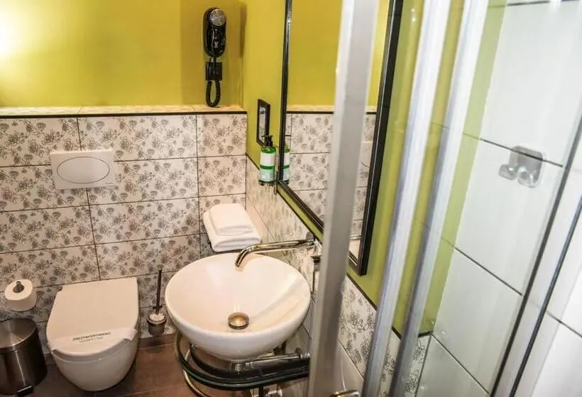 Comfort Yhden Hengen Huone, Folwark łękuk