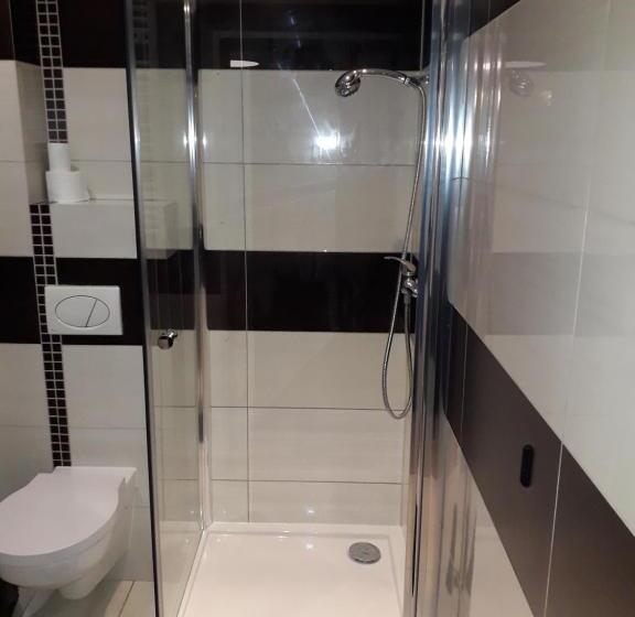 اتاق استاندارد سه تخته با سرویس بهداشتی مشترک, Horyzont