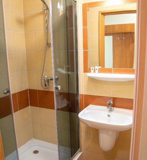 スタンダードトリプルルーム, Rewita Solina