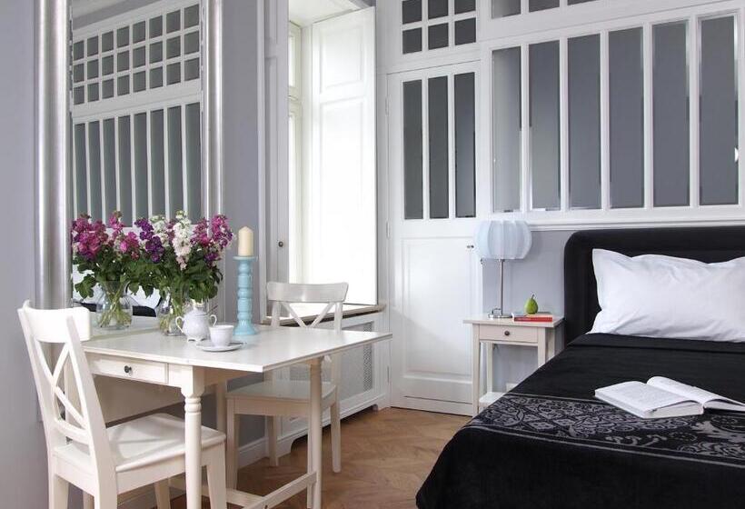 Superior studio with balcony, Warsaw Concept