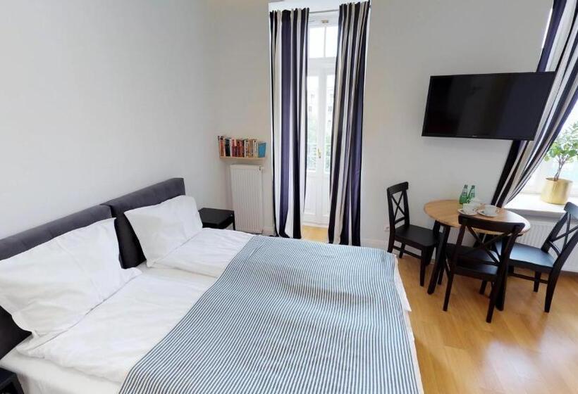 דירת חדר, Warsaw Concept