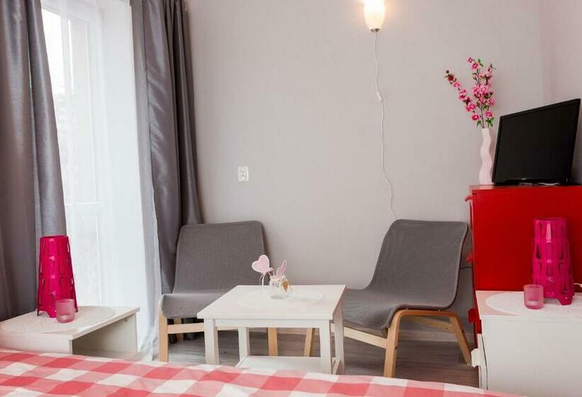 エコノミールーム, Grey House