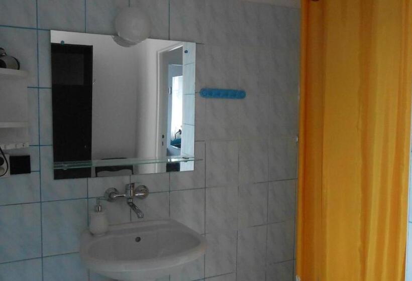 اتاق استاندارد سه نفره, Leon