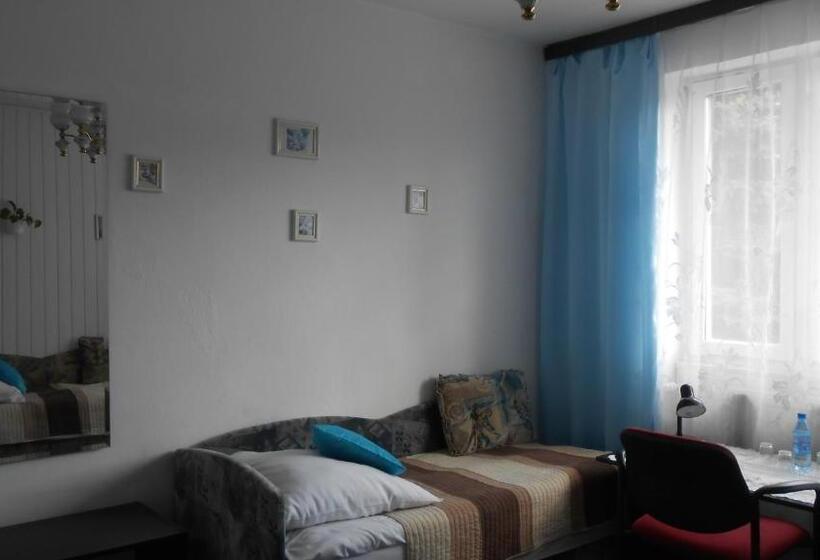 اتاق استاندارد سه نفره, Leon