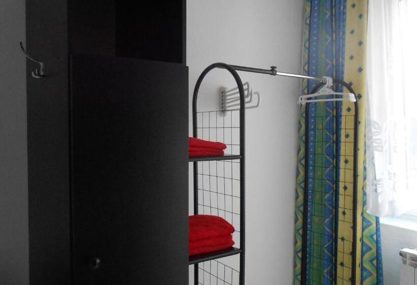 اتاق استاندارد سه نفره, Leon