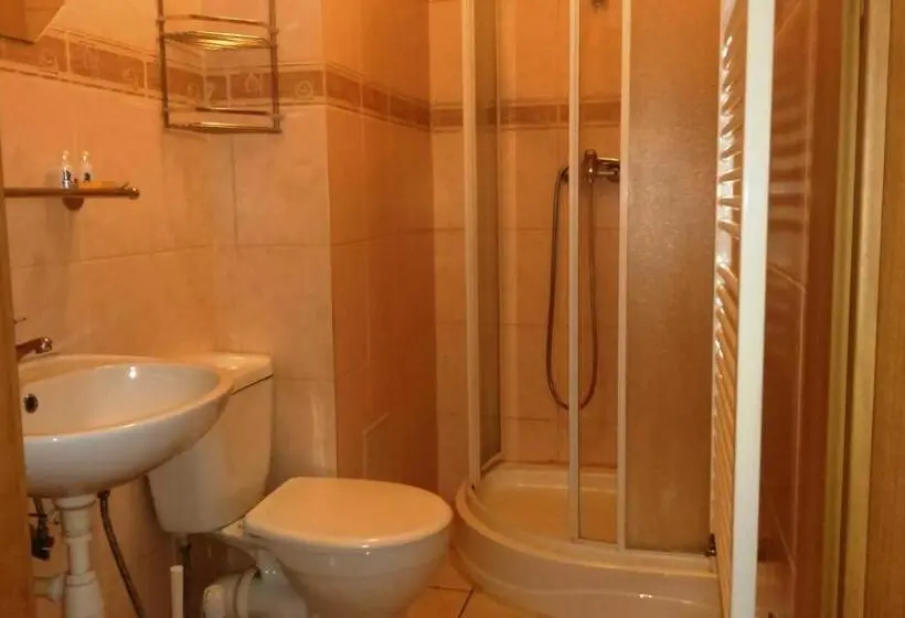 Standard Kolmen Hengen Huone, Bakster