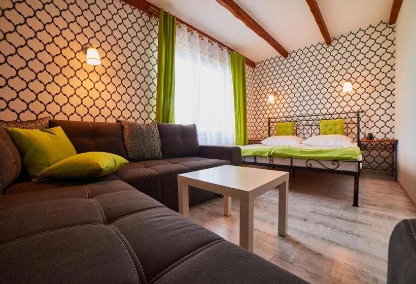 غرفة قياسية رباعية, Rancho