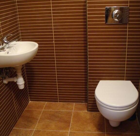 اتاق استاندارد سه تخته با سرویس بهداشتی مشترک, Hostel Omega