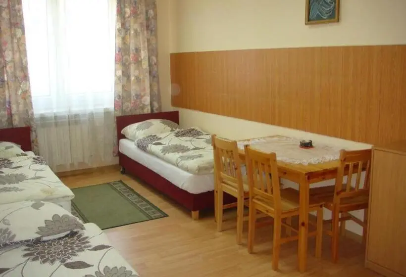 バスルーム共有のトリプルスタンダード, Hostel Omega