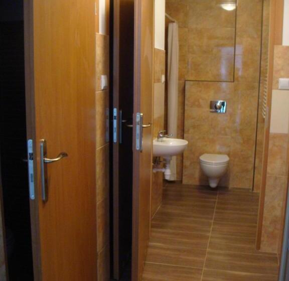 اتاق استاندارد یک تخته با سرویس بهداشتی مشترک, Hostel Omega