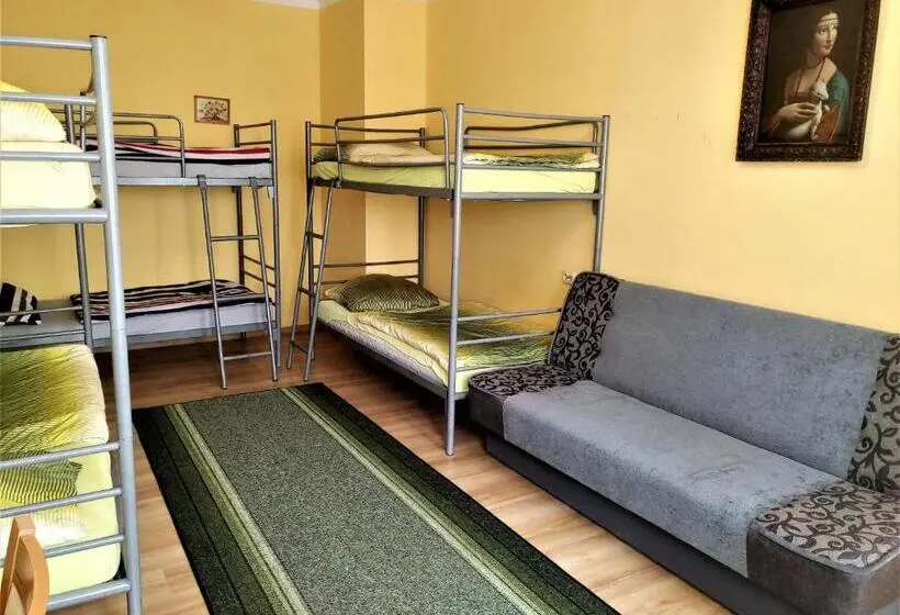 ルームシェアのワンベッド, Hostel Omega