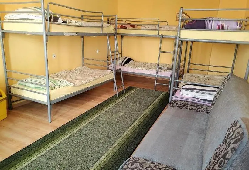 ルームシェアのワンベッド, Hostel Omega