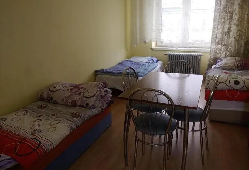 ルームシェアのワンベッド, Hostel Omega