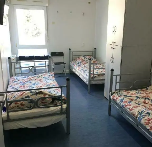 Standard Kolmen Hengen Huone, Hostel Września