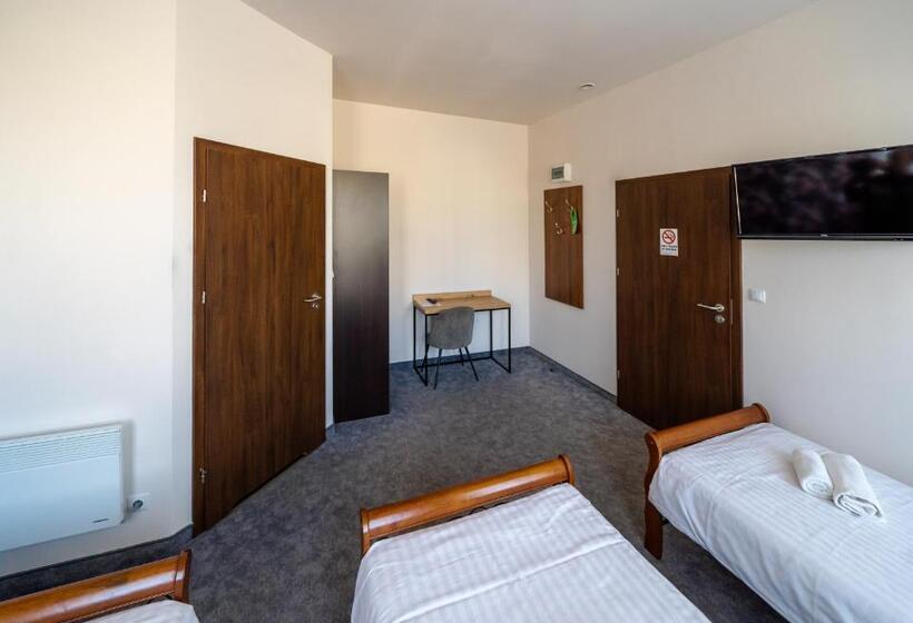 اتاق استاندارد سه نفره, Kelman Inn Global Nowa Sól