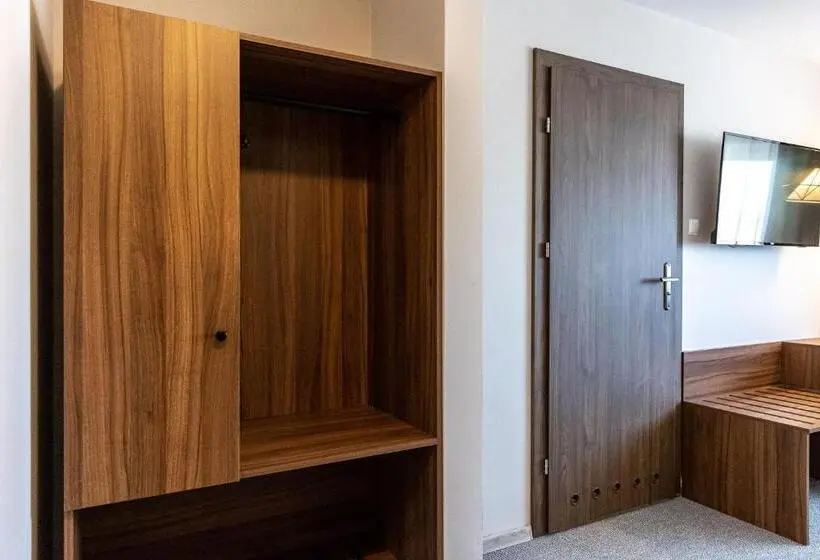 Chambre Supérieure Individuelle, Santin