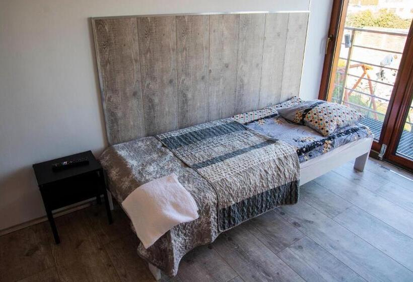 חדר סטנדרט לשלושה עם מרפסת, Noclegi Nafali Rewa