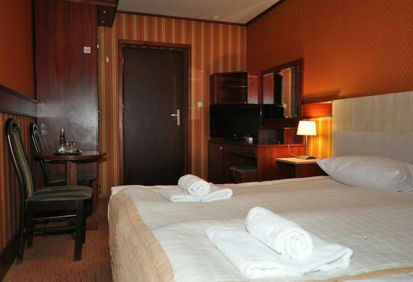 חדר סטנדרט, Pass