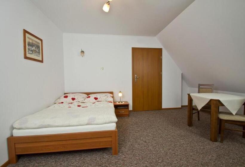 اتاق لوکس, Willa Bystra