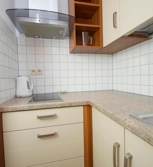 اتاق لوکس, Willa Bystra