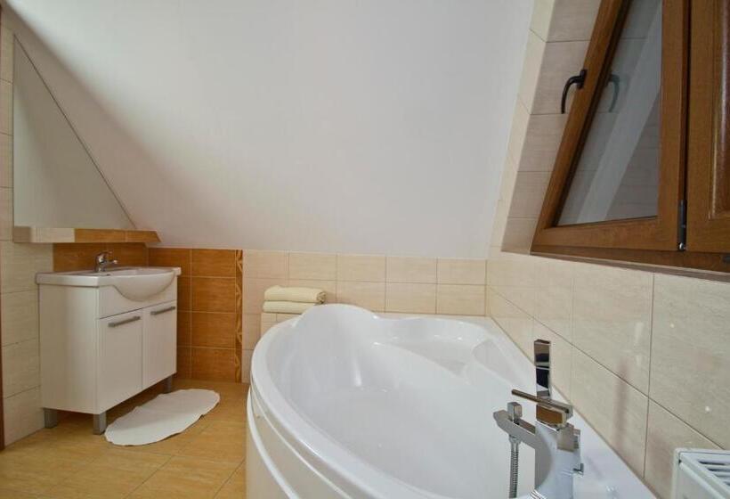 اتاق لوکس, Willa Bystra