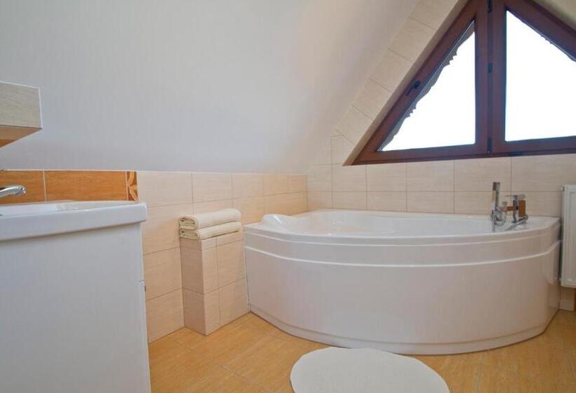 اتاق لوکس, Willa Bystra