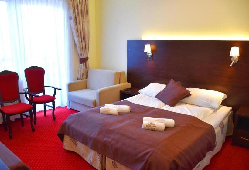 غرفة قياسية ثلاثية, Zefir Spa