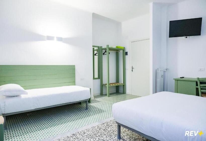 اتاق استاندارد سه نفره, Lia Art