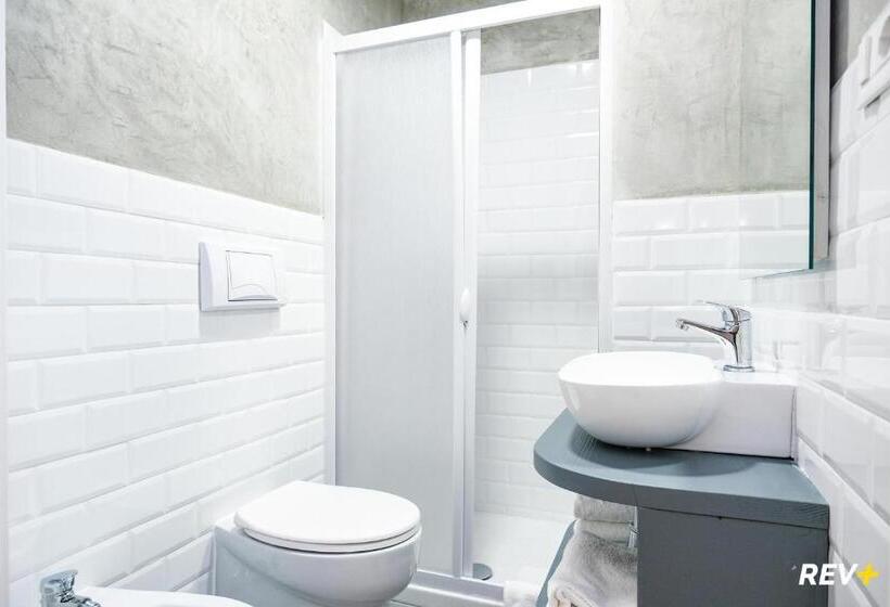 اتاق استاندارد سه نفره, Lia Art