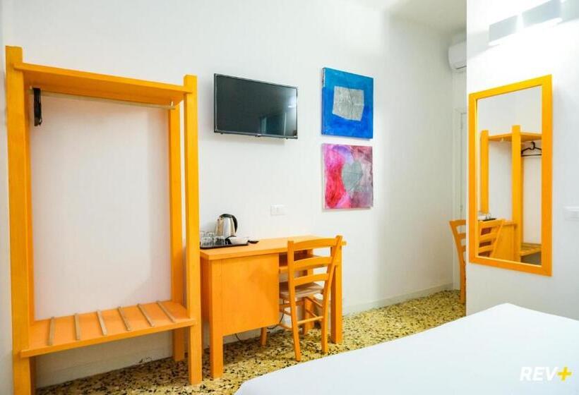 اتاق اکونومی, Lia Art