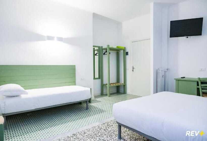 اتاق استاندارد سه نفره, Lia Art