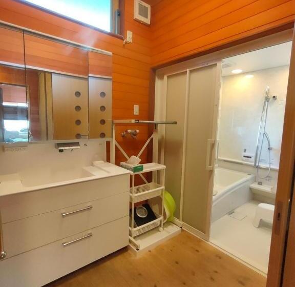 Familjerum, 木の家ゲストハウス