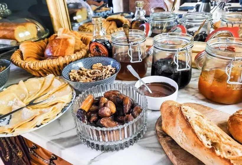 キングサイズベッドのデラックスルーム, Domaine Le Clos De La Source  Jacuzzi Et Petit Déjeuner Buffet