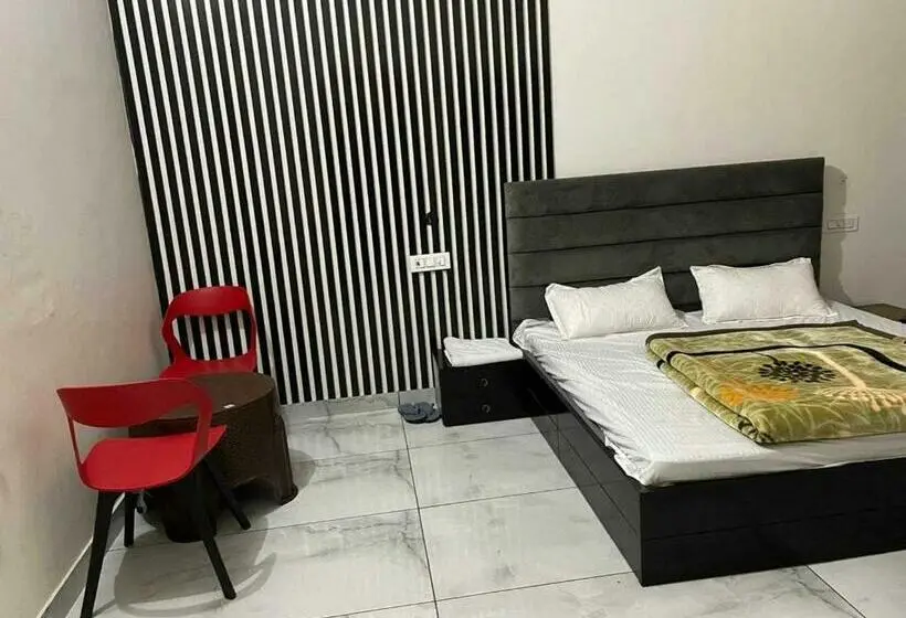 Classic Kolmen Hengen Huone, Oyo 80726c Thakur Residency