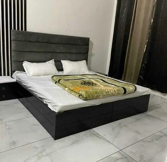 Classic Kolmen Hengen Huone, Oyo 80726c Thakur Residency