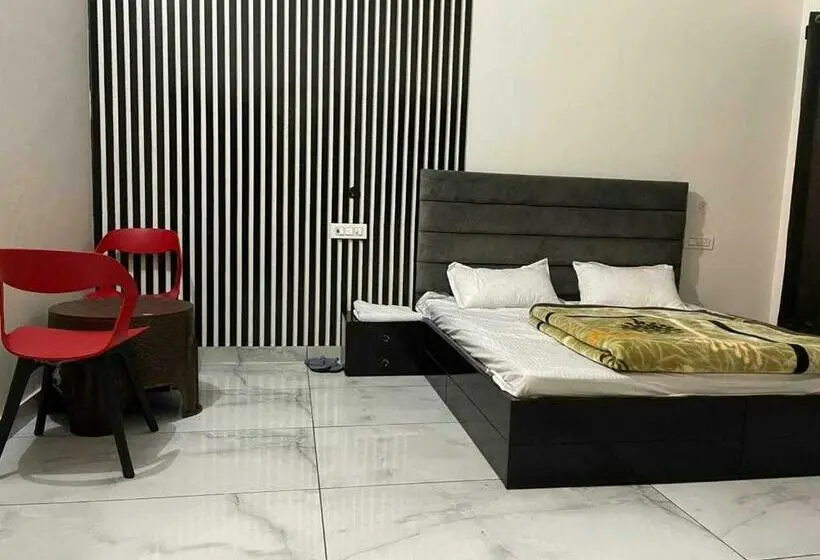 Classic Kolmen Hengen Huone, Oyo 80726c Thakur Residency