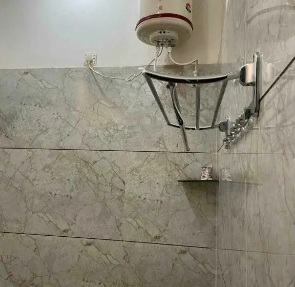 Classic Kolmen Hengen Huone, Oyo 80726c Thakur Residency