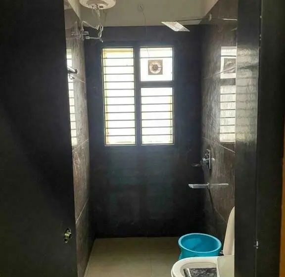 Classic Kolmen Hengen Huone, Oyo 80726c Thakur Residency