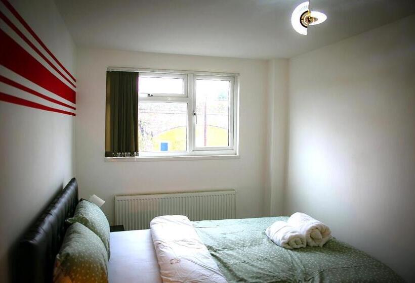 バス共有のスタンダードルーム, Rostron House