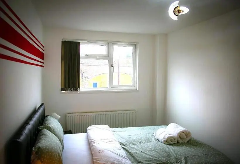 اتاق استاندارد با سرویس بهداشتی مشترک, Rostron House