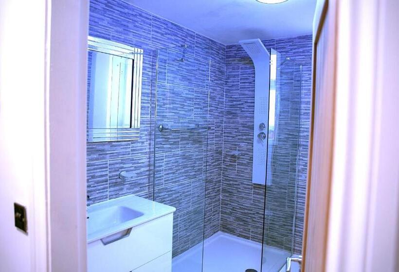 バス共有のスタンダードルーム, Rostron House