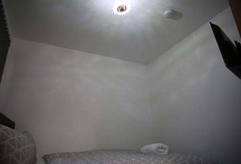 ベーシックルーム, Rostron House