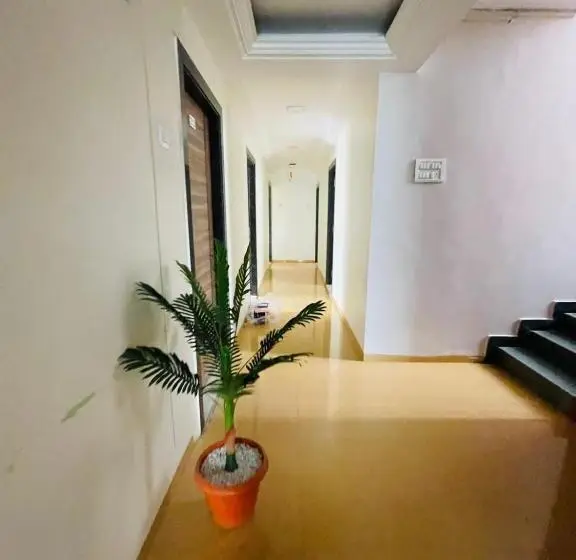 اتاق اکونومی, Holiday Pride