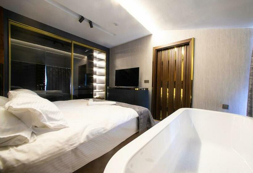 سوییت خانوادگی, Mad Inn Hotel & Spa