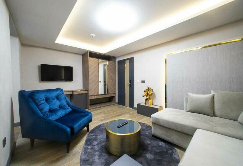 سوییت خانوادگی, Mad Inn Hotel & Spa