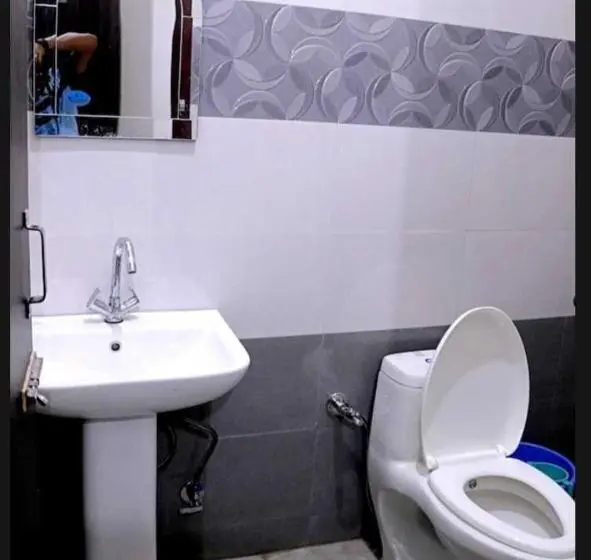 Classic Kolmen Hengen Huone, Hotel O Rajvanshi Hotel & Resort