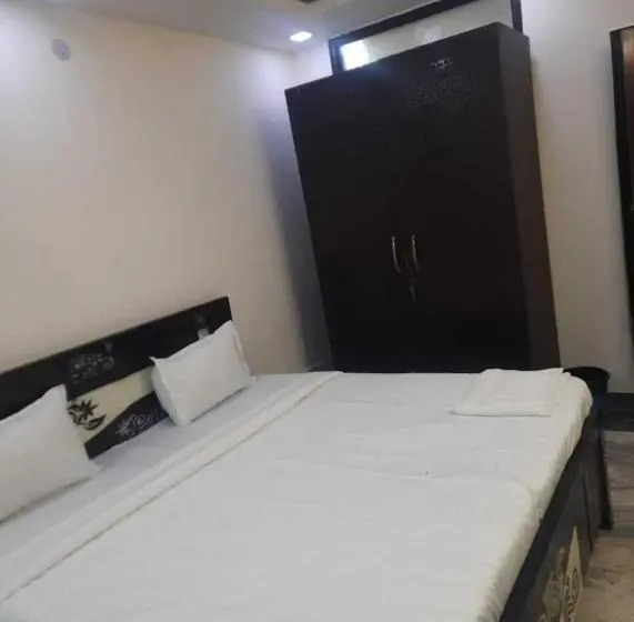 Classic Kolmen Hengen Huone, Hotel O Rajvanshi Hotel & Resort